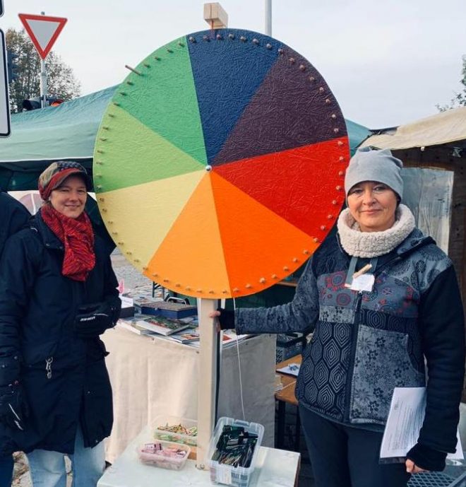 Birgit Rosenthal und Isabel Schaper mit dem Umweltkreis-Quizrad