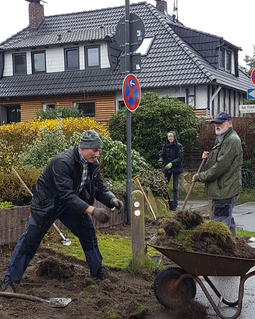 Aktive vom Klimakreis entfernen die Rasensoden.