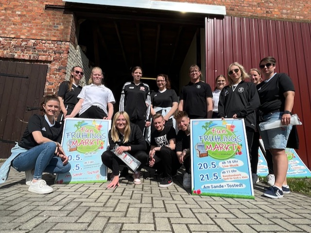 Die Fußballfrauen hängen die Plakate auf