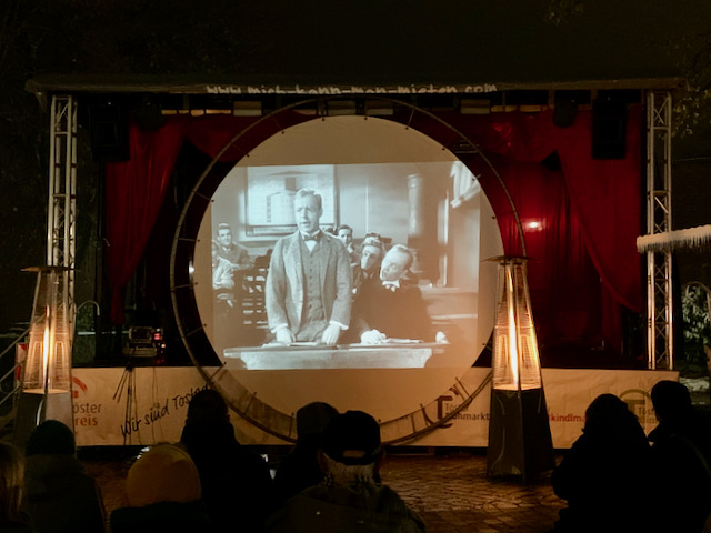 Feuerzangenbowle, der Film auf runder Leinwand beim Christkindlmarkt in Tostedt 2023