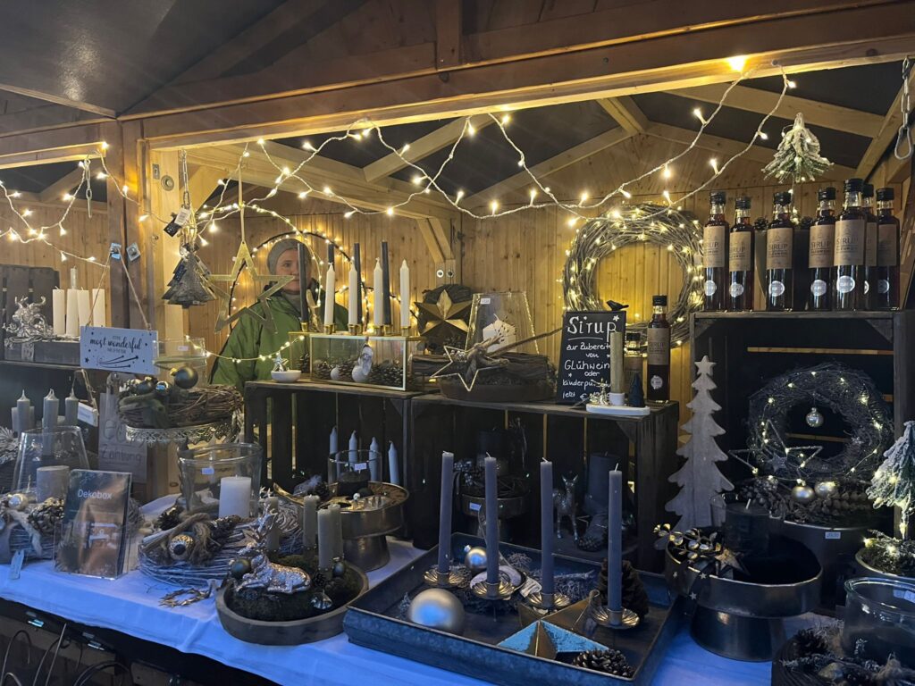 Ein Stand mit Kunsthandwerk